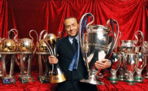 A volt Milan-elnök Silvio Berlusconit múlthéten az Inter elleni derbin hatalmas élőképpel búcsúztatták a szurkolók, akik körében máig népszerű, ami a trófeák száma alapján nem véletlen.
